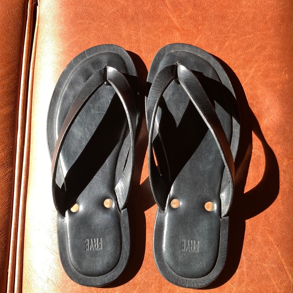 Frye black leather flip flop sandals Men’s size 8 D